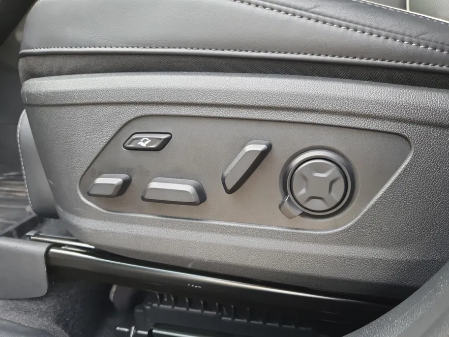 Kia Sorento 1.6 T-GDi Plug-in Hybrid 4WD ExecutiveLine 7p | Black Pack | Stoel verwarming en ventilatie | Panorama schuifdak | Sidebars | Lichtmetalen velgen 21inch | Lederen bekleding | Elektrisch bedienbare voorstoelen |
