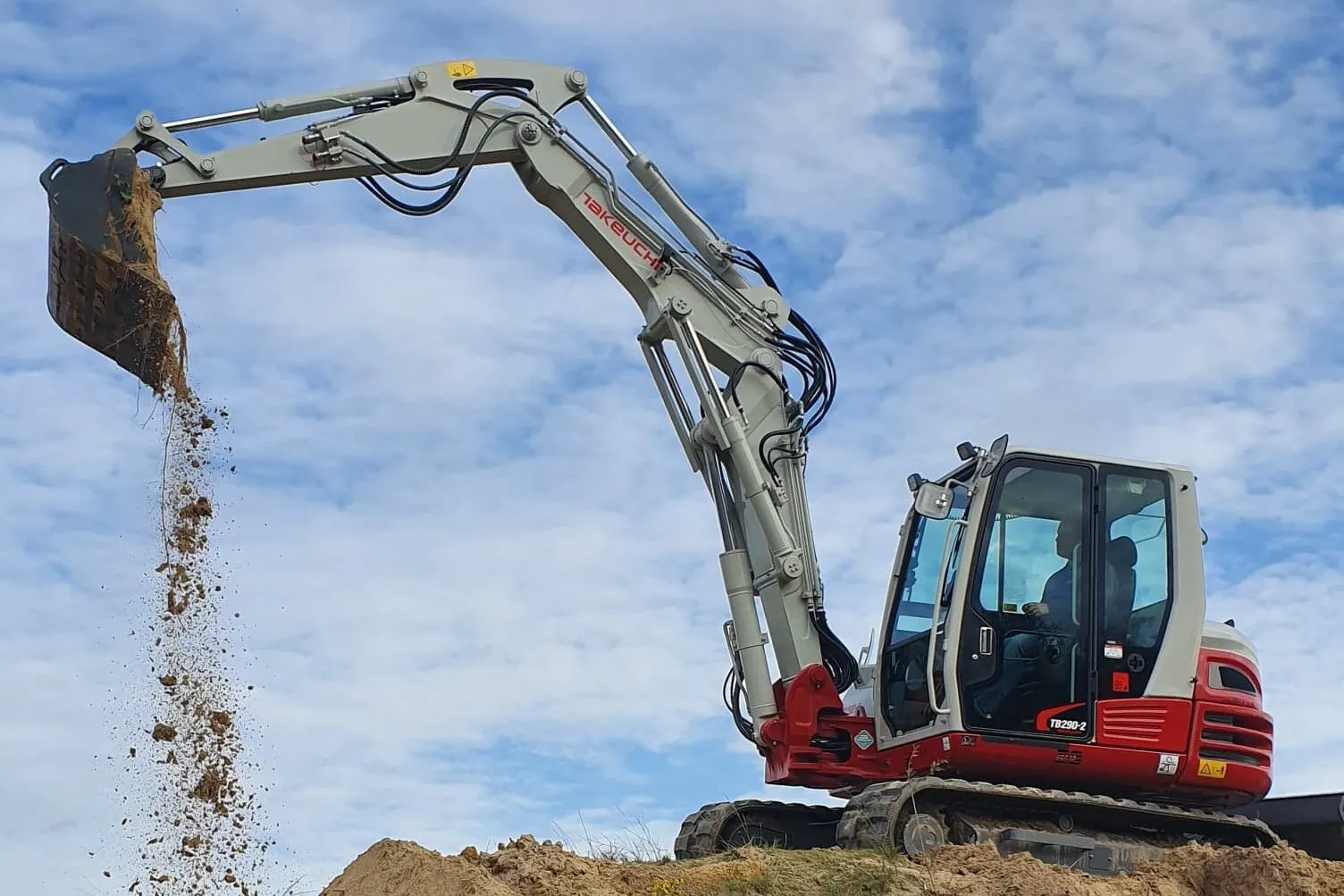 Takeuchi TB290-2 dumpt zand