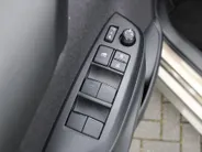 Mazda 2 Hybrid 1.5 Agile | Comfort pakket | Trekhaak | CarPlay | Camera | Stuur-/stoelverwarming | Cruise adapt. | 15' LM |