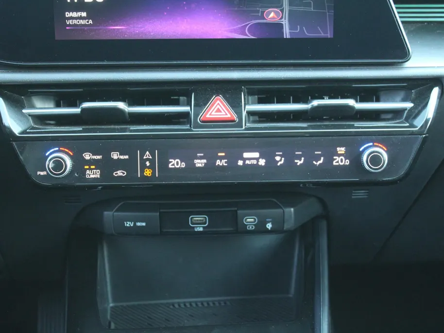 Kia Niro EV Air 64.8 kWh | Stuur-/stoelverwarming | Camera | Cruise adapt. | 17' LM | Elekt. stoelverstelling | Dodehoek detectie | LED | Clima |