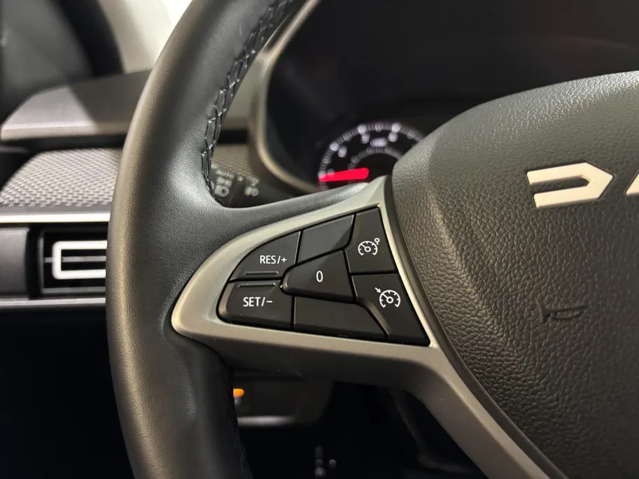 Dacia Sandero 90PK TCe Journey | Camera | Armsteun | Climate Control | Parkeersensoren | Apple CarPlay/Android Auto | Licht & Regen Sensor | Cruise Control | Lichtmetalen Velgen | Full LED |