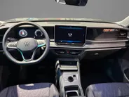 Volkswagen Tayron Life Edition 1.5 eHybrid 204 pk 6 versn. DSG · Comfort pakket · Trekhaak inklapbaar, met elektrische ontgrendeling, incl. aanhangermanoeuvreerhulp Trailer Assist · Voorraad OUTLE · Prijs is inclusief inruilpremie · MEGA SALE