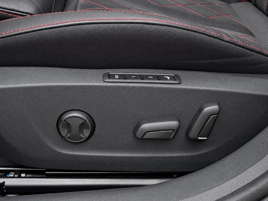 Škoda Octavia Combi 1.4 TSI RS iV PHEV 245pk DSG Business · Trekhaak inklap · Panoramadak · Camera · Head-Up Display · Dodehoeksensor · Keyless · Matrix LED ·