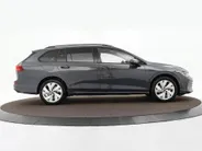 Volkswagen Golf variant Life Edition 1.5 eTSI 116 pk 7 versn. DSG · Achteruitrijcamera · draadloze telefoonlader · Trekhaak inklapbaar, met elektrische ontgrendeling ·