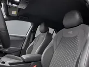 Volkswagen T-Roc 1.5 eTsi 150pk DSG R-Line First Edition · Camera · Wegklapbare Trekhaak · Stoelverwarming · Dodehoek Detectie · Elek. Achterklep · 19'' Inch · Garantie t/m 08-03-2030 of 100.000km
