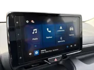 Toyota Yaris 1.5 Hybrid 115 Comfort Apple Carplay/Android Auto , cruise control adaptief en stuurhulp , climate , lm velgen , tel , usb , camera .