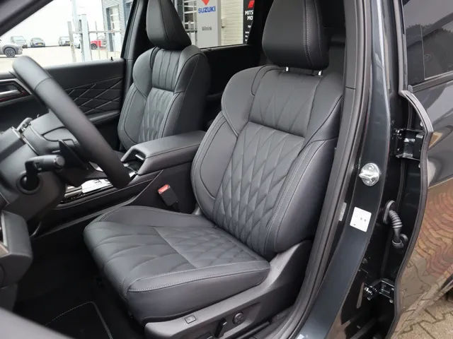 Mitsubishi Outlander 2.4 PHEV Black Edition All Seasons | Yamaha sound