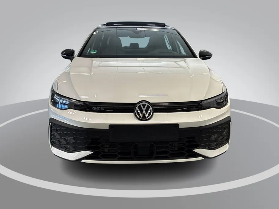 Volkswagen Golf 1.5eHybrid/272PK DSG GTE · Panoramadak · Camera · Inklap. Trekhaak · Leder · Garantie t/m 15-06-2030 of 100.000km
