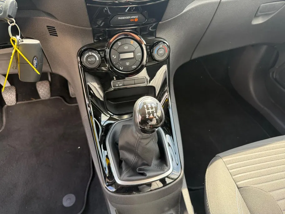 Ford Fiesta 1.0 EcoBoost Titanium | NL auto | Navigatie | Parkeersensor achter | Bluetooth | Cruise control | Verwarmde voorruit |