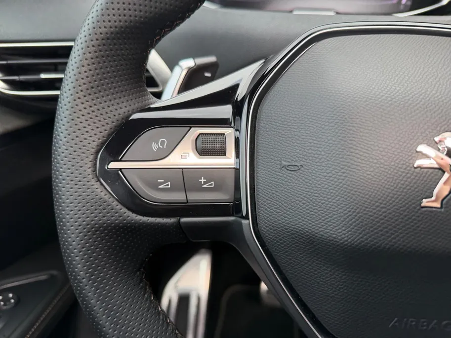Peugeot 5008 1.2 Hybrid 136 GT 146PK AUTOMAAT | 7-persoons | Cruise Control | Climate Control | Schuif- kanteldak | 360 camera | Parkeersensoren rondom |