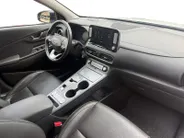 Hyundai Kona EV Premium 64 kWh | 99% SOH | Achteruitrijcamera | Head Up Display | Dodehoek Detectie | Lederen Bekleding | Climate Control |
