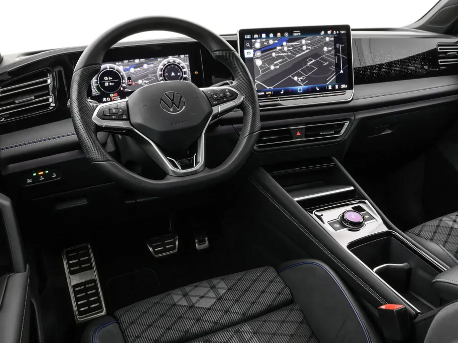 Volkswagen Tiguan 1.5 eHybrid 204pk DSG R-Line Edition · Panoramadak · 360 Camera · Inklap. Trekhaak · Matrix LED · Stuur- & Stoelverwarming + Massage · Achterbank verwarmd · Garantie t/m 09-10-2030 of 100.000km