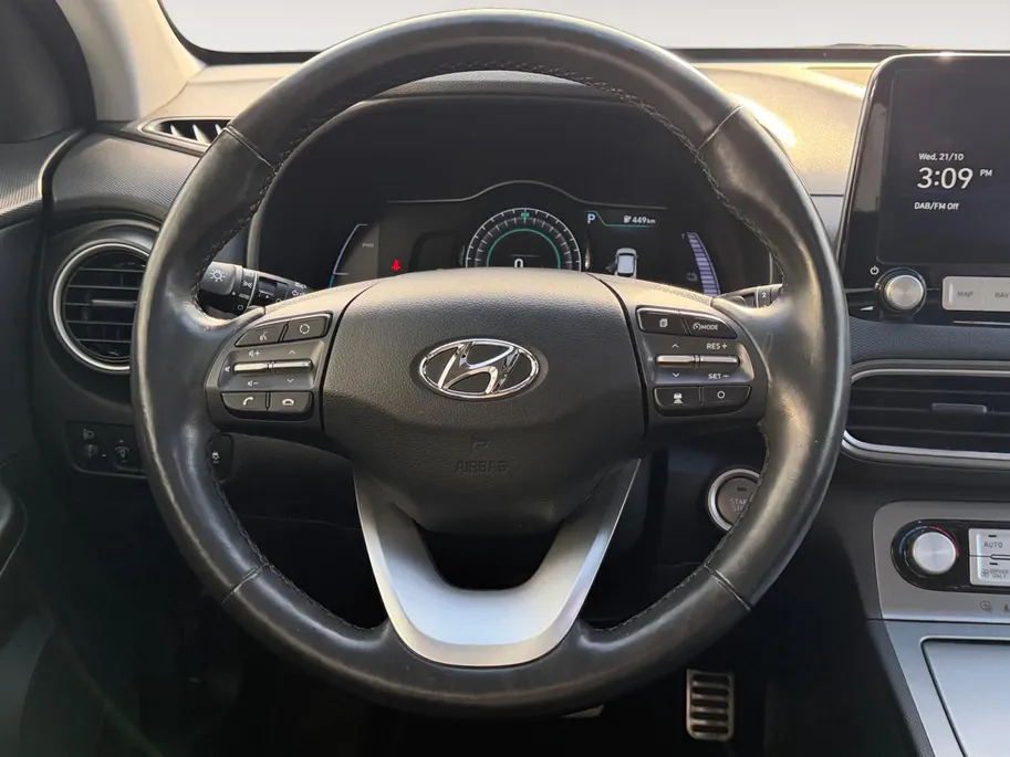 Hyundai Kona EV Limited Sky 64 kWh | Zeer compleet | 99% SOH | Open dak | Lederen bekleding | Trekhaak | Stoel verwarming & koeling | Stuurverwarming |