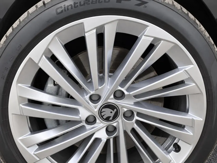 Škoda Superb 1.5TSI 204PK PHEV Laurin & Klement · Panoramadak · Leder · Trekhaak · 360°Camera · Garantie t/m 04-06-2030 of 100000km.