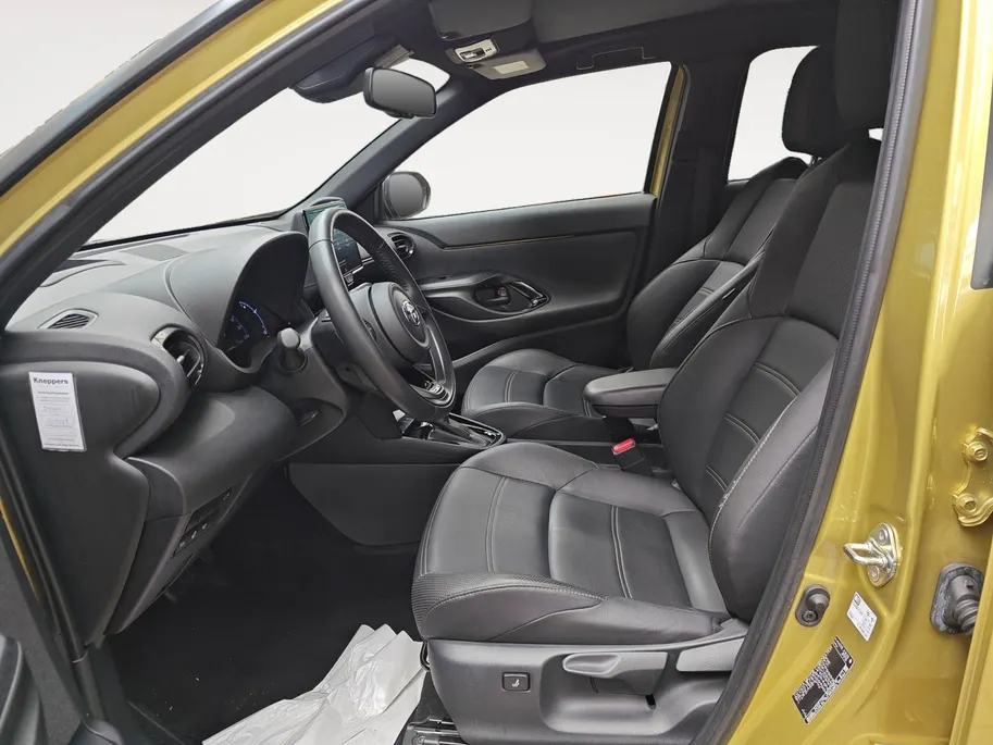 Toyota Yaris Cross 1.5 Hybrid Launch Edition | Slechts 12.000 km! | JBL Audio | Head-Up Display | Adaptieve Cruise Control | Camera | Keyless Entry | Stoel- & Stuurverwarming