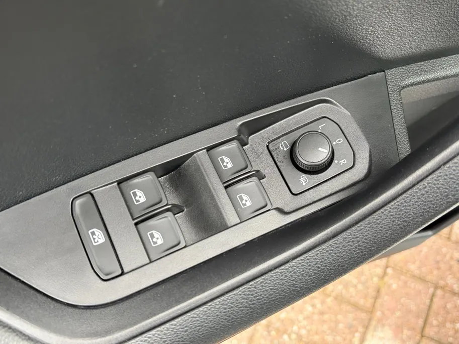 Škoda Karoq 1.5 TSI ACT Business Edition *Automaat*Navi via Carplay*Camera*Parkeersensoren*Climate Control*Keyless*Cruise Control*LM.Velgen*Zeer nette auto!