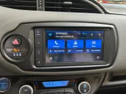 Toyota Yaris 1.5 Hybrid Dynamic | Apple Carplay / Android Auto | Parkeersensoren Voor | Parkeercamera Achter | Lichtsensor + Regensensor | Cruise Control | Rijstrooksensor | 15'Lichtmetalen Velgen