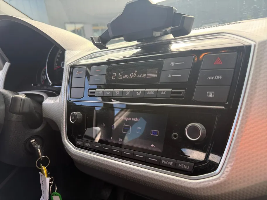 Volkswagen up! 1.0 | Camera | Parkeersensoren | Climate Control | Cruise Control | DAB | Stuurbediening | Bluetooth | Goed Onderhouden