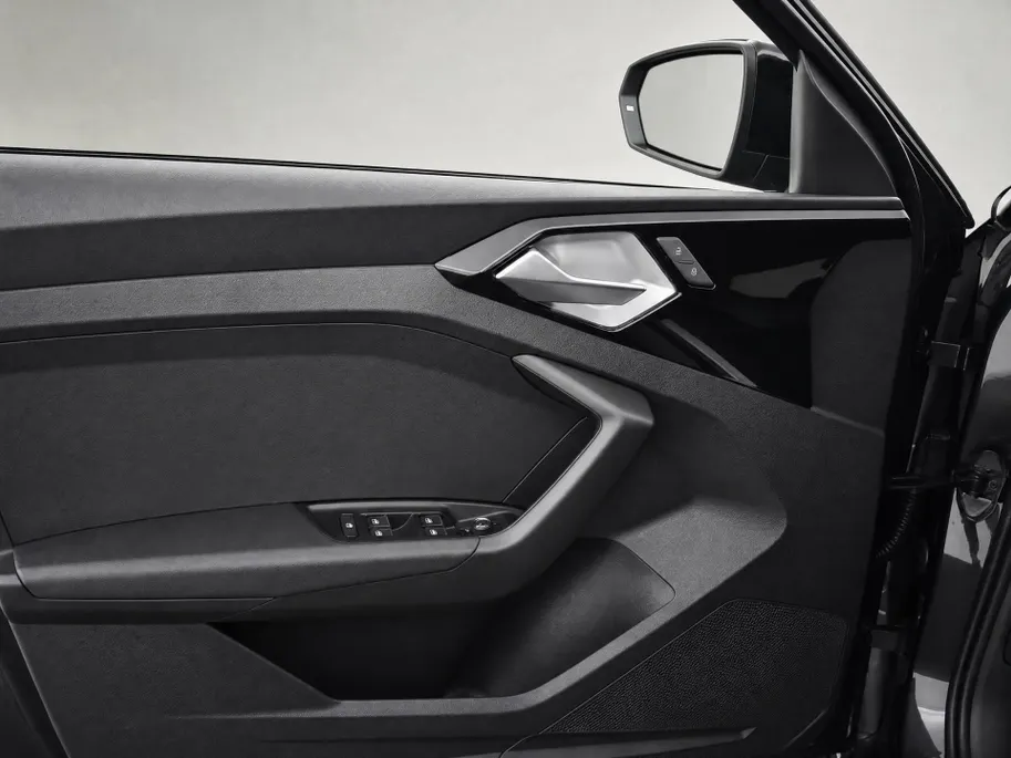 Audi A1 Sportback Advanced edition 30 TFSI 116 PK · Audi Sound · Afgevlakt sportstuur · Full led verlichting · Privacy glas