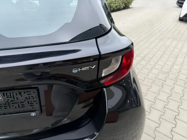 Toyota Yaris 1.5 Hyb. Dynamic Limited | Parkeersensoren V+A | All Seasons