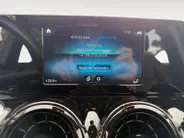 Mercedes-Benz GLB 200 Premium | ELEKTR. TREKHAAK | ELEKTR. KOFFERKLEP | STOELVERWARMING | PDC | APPLE CARPLAY / ANDROID AUTO | 1 JAAR GARANTIE