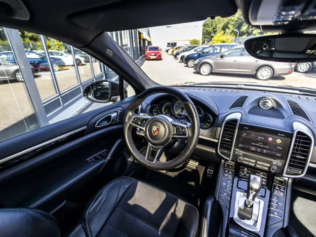 Porsche Cayenne 3.0 S E-Hybrid Platinum Edition NL Auto!