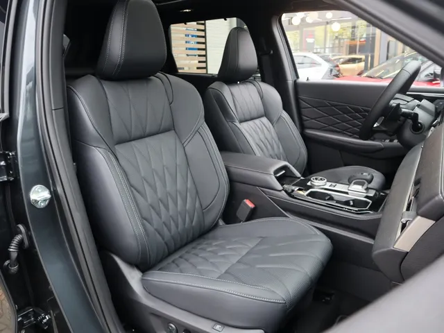 Mitsubishi Outlander 2.4 PHEV Black Edition All Seasons | Yamaha sound
