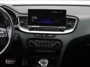 Kia ProCeed 1.5 T-GDi GT-Line | Trekhaak | Schuifdak | Stuur-/stoelverwarming | Camera | Dodehoek detectie | Telefoonlader | Cruise adapt. | 17' LM | LED |