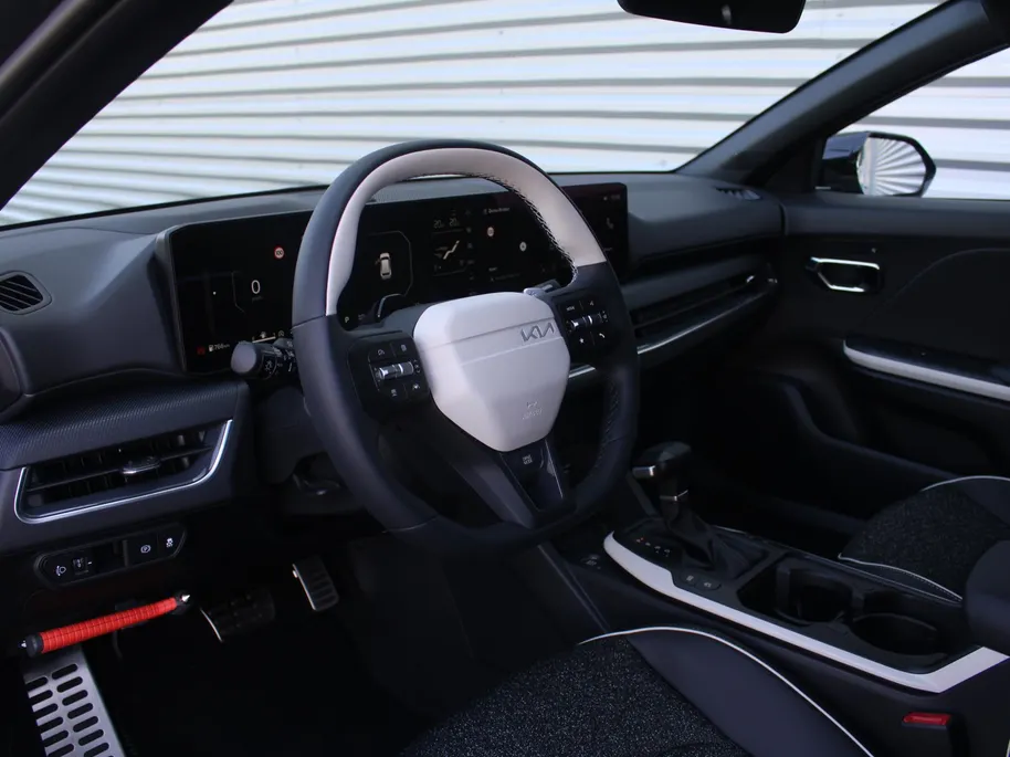 Kia K4 1.0 T-GDi MHEV GT-Line Launch Edition (pano) | Stuur-/stoelverwarming | Camera | LED | 17' LM | Elek. stoel | Draadloze telefoonlader |