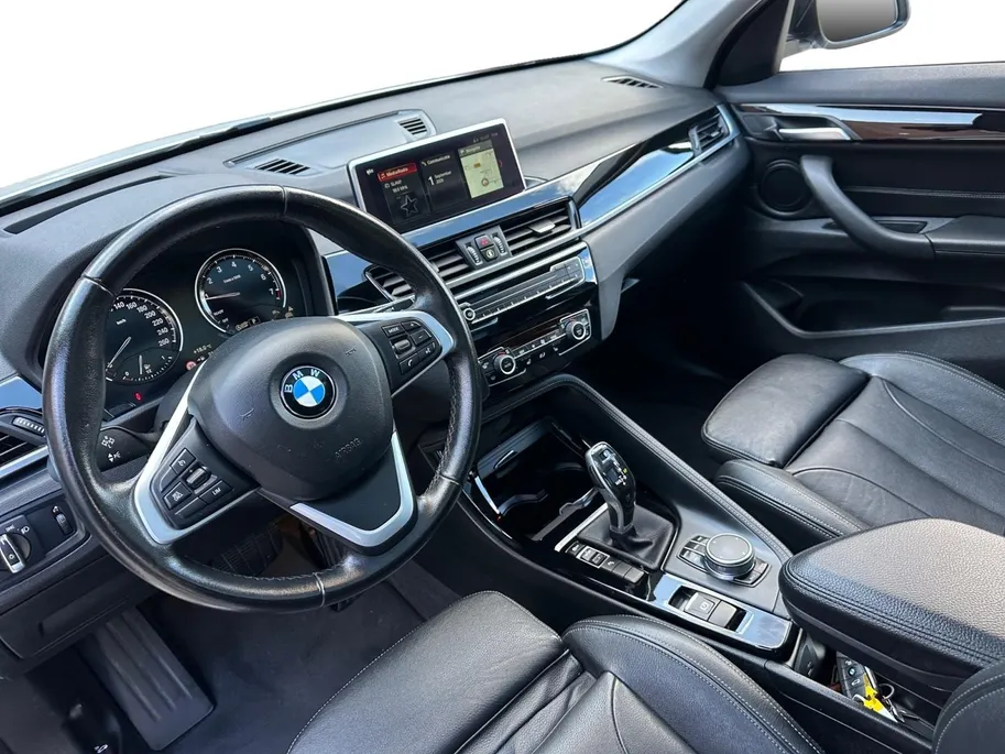 BMW X1 sDrive18i High Executive | Automaat | Head-Up Display | Automatische Achterklep | Panorama Dak | Stoelverwarming | Volledig Lederen Bekleding | Dealer Onderhouden | Camera | 12 Maanden BOVAG Garantie