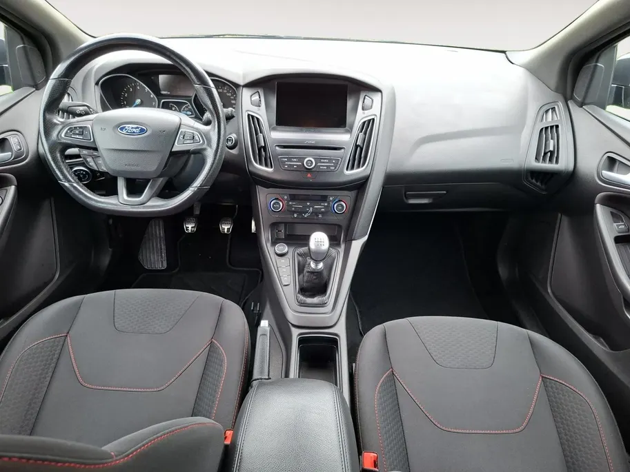 Ford Focus 1.0 ST-Line Wagon | Nieuwe distributieriem | Parkeersensoren | Navigatie | Climate Control | Voorruitverwarming | 17' Lichtmetaal | Trekhaak