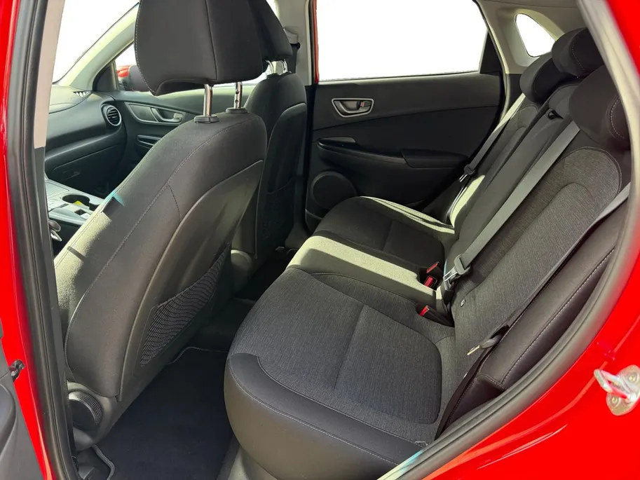 Hyundai Kona EV Fashion 64 kWh 204PK | Warmtepomp | SOH 100 % | Navigatie | Apple Carplay & Android Auto | Adaptive cruise control | Climate control | Head-up display | Parkeersensoren achter | Trekhaak |