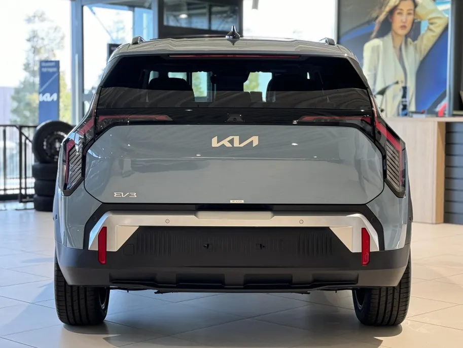 Kia EV3 Plus Advanced 58.3 kWh | NU IN DE SHOWROOM, MAAK NU EEN PROEFRIT!  Private Lease vanaf €429,- p.m. | Gratis Metallic Lak t.w.v. €750,- | Kia Financial lease met 2,99% Rente | 408Km WLTP | Navigatie | Adaptieve cruisecontrol | Stoel en stuur verwarming | K