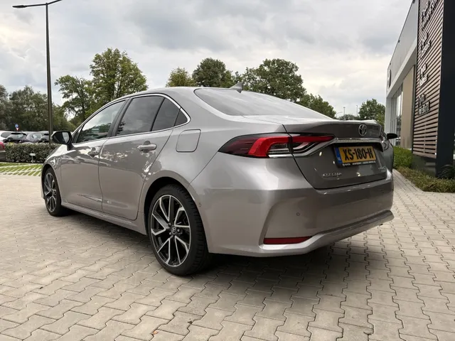 Toyota Corolla 1.8 Hybrid Executive | Leer | All Seasons