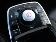 Kia e-Niro ExecutiveLine 64 kWh | Trekhaak | Stuur-/stoelverwarming + ventilatie | Leer | 17' LM | Cruise adapt. | Dodehoek detectie | LED | JBL audio |