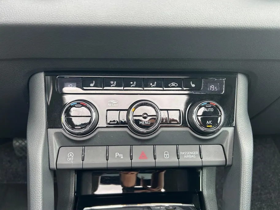 Škoda Karoq 1.5 TSI ACT Ambition Business |Cruise control adaptief| Elektrisch glazen panorama-dak| lichtmetalen velgen 18| Extra getint glas| 12 Maanden Bovag Garantie|