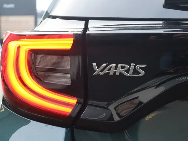 Toyota Yaris 1.5 Hybrid 115 Dynamic Comfort Pack | V+A Sensoren | Stoel & St