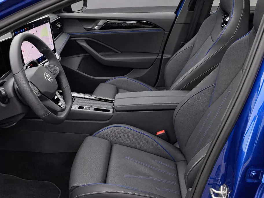 Volkswagen Passat Variant 1.5eTSI 272PK R-Line Black Style · Panoramadak · Leder · Trekhaak · 360°Camera · Hemelbekleding velours · Garantie t/m 08-12-2030 of 100000km