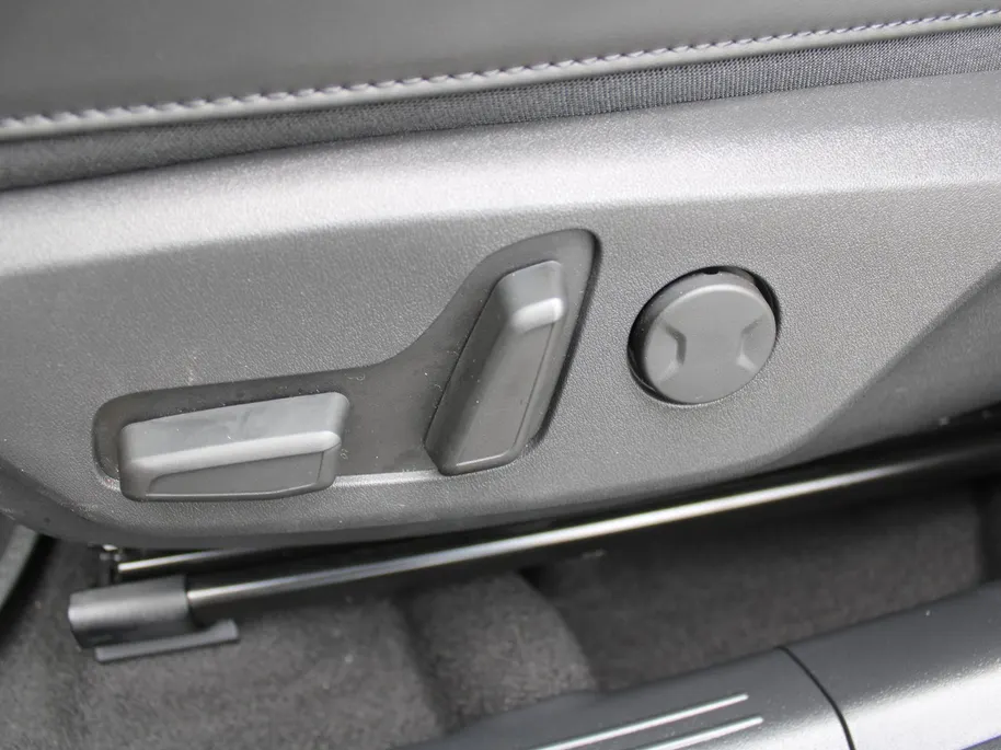 Kia Niro EV Edition Advanced 64.8 kWh | Stuur-/stoelverwarming | Elektr. stoelverstelling | Camera | Cruise adapt. | 17'LM | Clima | 17% bijtelling |
