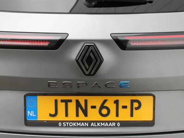 Renault Espace E-Tech full hybrid 200 PK esprit Alpine 7 persoons | 4 wielsturing | Stuurverwarming | Google Navigatie | Camera 360 | Achterklep elektrisch |