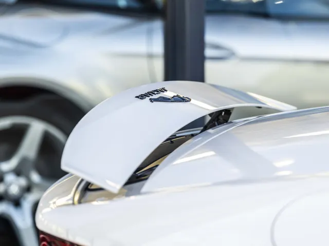 Jaguar F-TYPE P575 AWD R 75