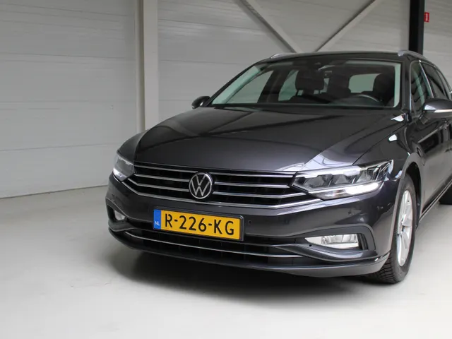 Volkswagen Passat Variant 1.5 TSI DSG Business | Navigatie | PDC + Camera | App Connect