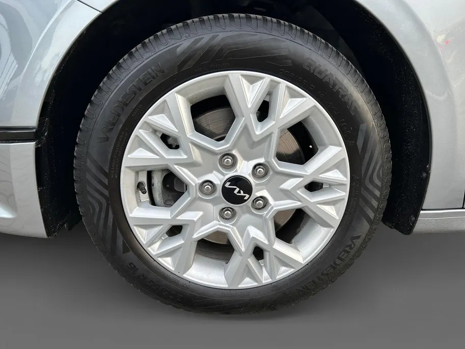 Kia Ceed Sportswagon 1.5 T-GDi DynamicLine | All-Seasonbanden | Apple Carplay / Android Auto | Navigatiesysteem | Parkeersensoren Voor + Achter | Parkeercamera Achter | Licht + Regensensor | Cruise Control | Climate Control | 16'Lichtmetalen velgen