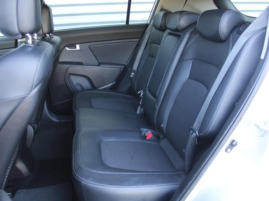 Kia Sportage 2.0 X-ecutive Plus Pack | Trekhaak | 17' LM | Parkeersensor achter | Half leer/stof | Navi Pioneer incl. Apple CarPlay/Android Auto | Cruise | Clima | Automaat |