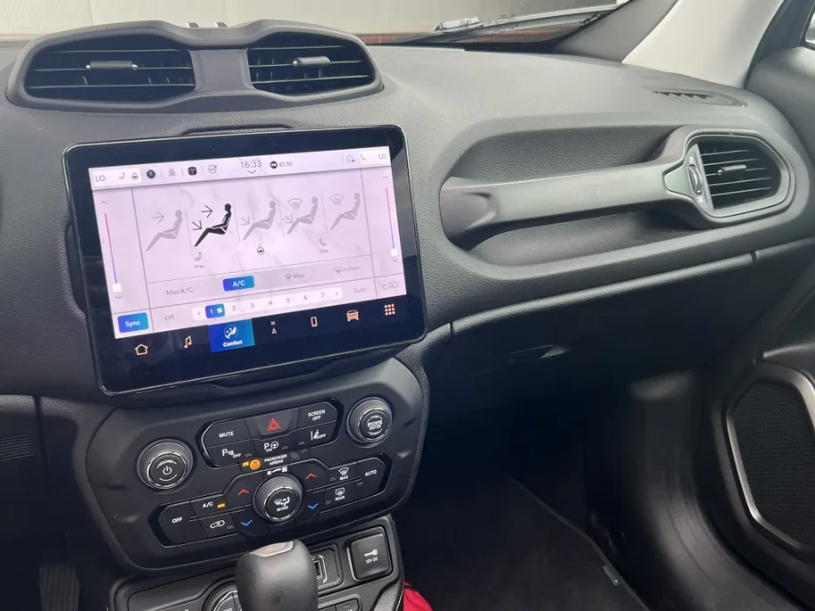 Jeep Renegade 4xe 240 PK Hybrid North Star | Pano | Safety | Winter | 18' VERKOCHT