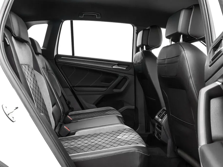 Volkswagen Tiguan 1.4 TSI eHybrid 245pk DSG R-Line Business · Camera · Inklap. Trekhaak · Dodehoeksensor · Parkeer Assistent · Stuur- & Stoelverwarming · 19'Velgen ·