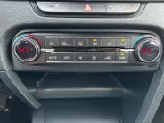 Kia Ceed Sportswagon 1.5 T-GDi DynamicLine | All-Seasonbanden | Apple Carplay / Android Auto | Navigatiesysteem | Parkeersensoren Voor + Achter | Parkeercamera Achter | Licht + Regensensor | Cruise Control | Climate Control | 16'Lichtmetalen velgen