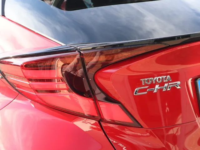 Toyota C-HR 1.8 Hybrid Style Bi-tone | Stuur en stoelverwarming | Blindspot | Trekhaak