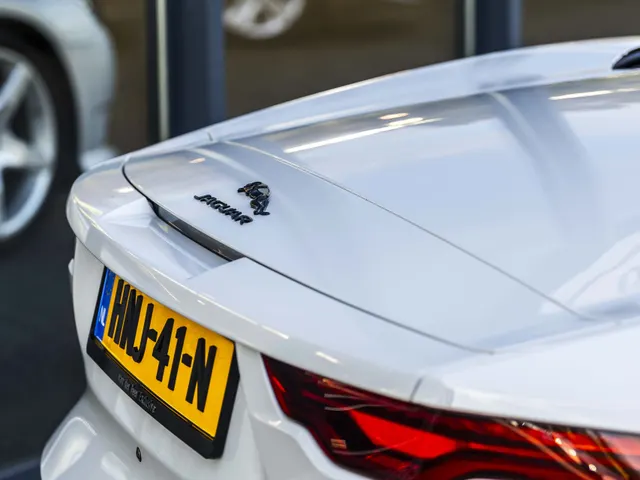 Jaguar F-TYPE P575 AWD R 75