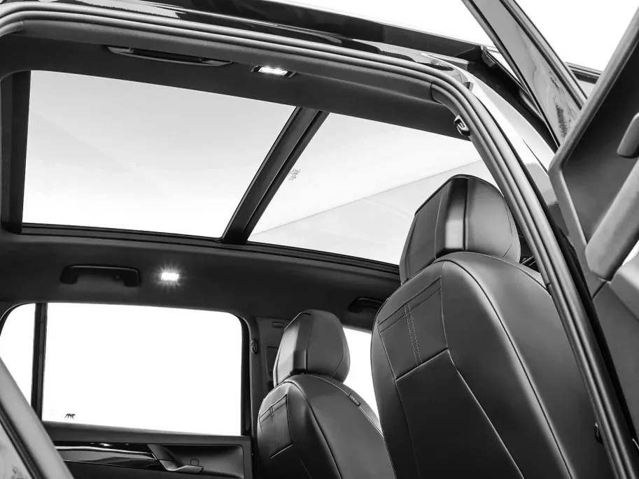 Volkswagen Tiguan R-Line Edition 1.5 eHybrid 204 PK 6 versn. DSG · Black Style Pakket · Panoramaschuif-kanteldak · Comfort Pakket Plus · Interieur Style Pakket · Prijs is inclusief inruilpremie ·